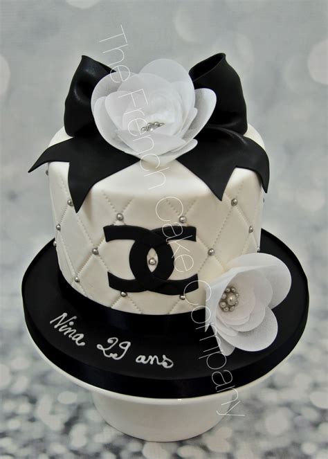 gateau d anniversaire chanel|Plus de 100 idées de gâteaux Chanel tendance pour la.